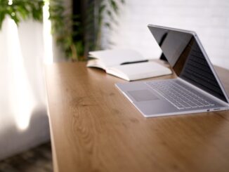 En moderne bærbar computer står åben på et skrivebord