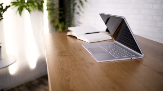 En moderne bærbar computer står åben på et skrivebord