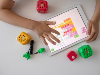 Barn bruger en tablet til programmering og læring