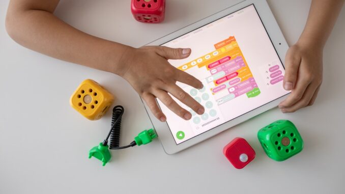 Barn bruger en tablet til programmering og læring