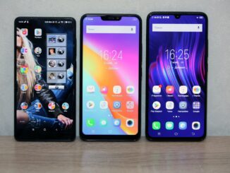 Tre moderne smartphones i forskellige farver