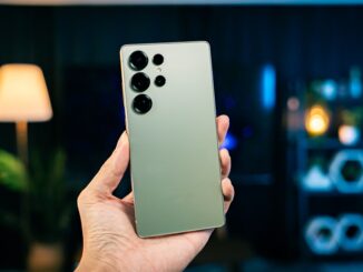 En moderne Samsung Galaxy-telefon set forfra og bagfra