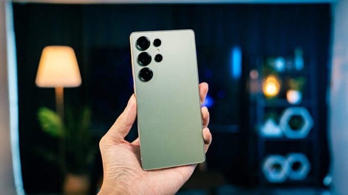 En moderne Samsung Galaxy-telefon set forfra og bagfra