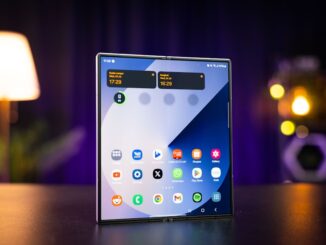 En foldbar smartphone står udfoldet med den store skærm synlig