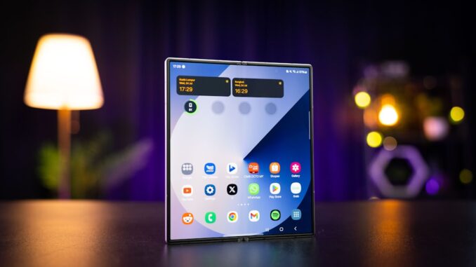 En foldbar smartphone står udfoldet med den store skærm synlig