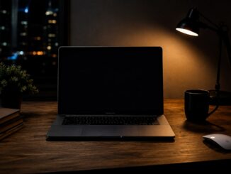 En MacBook står åben på et moderne skrivebord