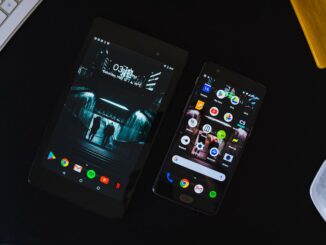 Flere Android-telefoner ligger side om side på et bord