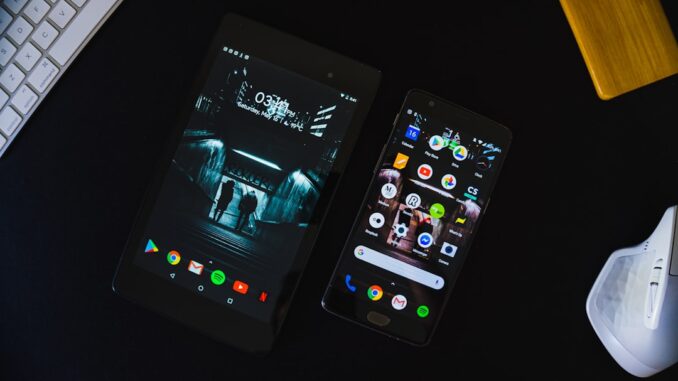 Flere Android-telefoner ligger side om side på et bord
