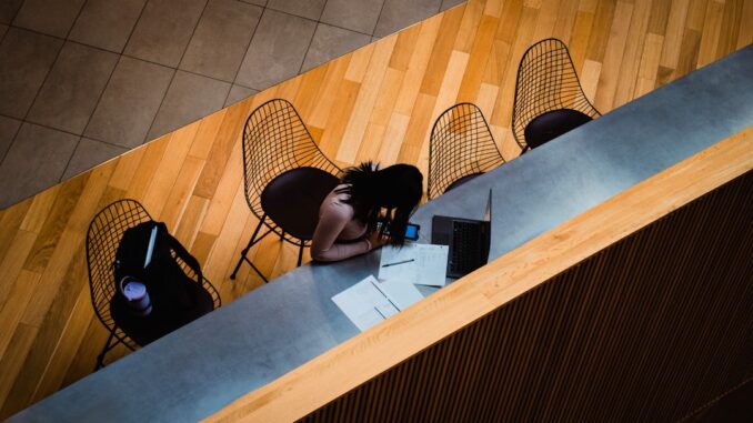 Bærbar computer til studerende i 2026 En studerende arbejder ved en bærbar computer med noter på bordet