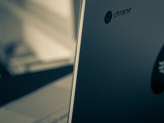 En Chromebook står åben i dagslys
