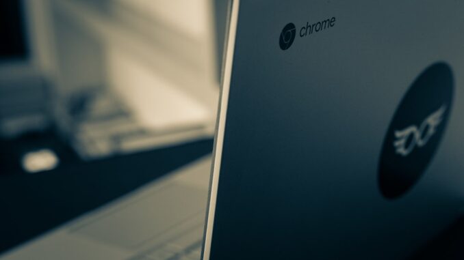 Bedste Chromebook i 2026 En Chromebook står åben i dagslys