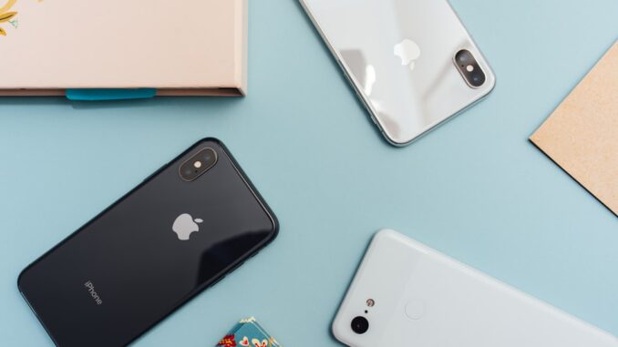 Flere moderne smartphones ligger på et bord