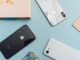 Flere moderne smartphones ligger på et bord